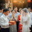 Ông Tâm đứng dậy, bước ra giữa hội trường, tay cầm một chiếc túi vải cũ kỹ, màu sắc đã phai nhạt vì thời gian.