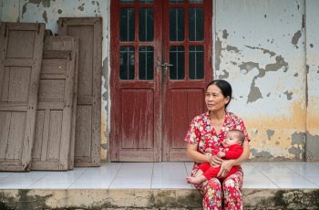 Đi trông trẻ cho mẹ đơn thân nhà giàu được ăn sung mặc sướng, nào ng:ờ một ngày mẹ đứa bé bất ngờ bỏ con gái hơn 1 tuổi để đi biền biệt, tôi đang làm bảo mẫu cho nhà giàu thì thành mẹ nuôi cưu mang trong căn nhà dột nát ở quê, nào ngờ 10 năm sau có chiếc xe tiền tỷ đỗ trước nhà, người đàn ông bước xuống đưa ra một trao đổi chấn động, tôi không biết có nên đồng ý không…