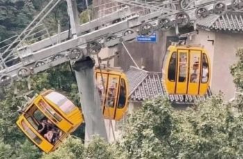 Cáp treo bung cửa khiến du khách rơi xuống vực