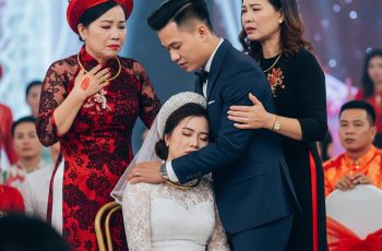 Cô dâu đang phát biểu bỗng ngất xỉu ngay giữa lễ cưới khi nhìn thấy vết bớt son trên tay mẹ chú rể, thật không ngờ đây chính là người phụ nữ năm xưa đã…