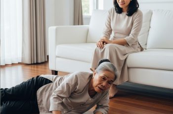 3 cô con gái cưới chồng xa . Mẹ già nhẹ dạ bị con trai cả và con dâu “dụ” xây nhà mới, rồi bị đối xử tệ bạc . Bi kịch chưa dừng ở đó, một bí mật động trời hơn đang ngầm diễn ra khiến hàng xóm căm phẫn…