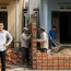 Hàng xóm xây cổng lấn ra nhà tôi tận 10 phân, tôi không nói gì chỉ đem đúng 1 thứ để cạnh tường nhà, hôm sau thấy anh ta đập bỏ tường lùi vào tận 50 phân