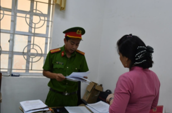 ‘Vạch trần’ lời nói dối của bảo mẫu với người thân bé trai 1 tuổi bị ném xuống nền nhà
