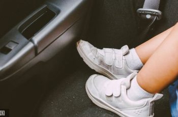 Bé gái 5 tuổi ngả ghế ô tô đè tử vong em trai 2 tuổi ở ghế sau