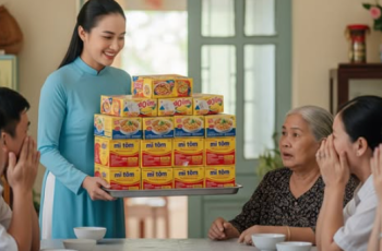 Mẹ chồng đưa tôi 2 triệu để nấu 20 mâm cỗ mừng thọ 60 tuổi, đến ngày, tôi bê lên 20 thùng mì gói và nói 1 câu khiến cả họ xanh lét mặt mày…