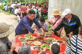 Cha nghèo cắn răng mở tiệc mừng con gái đỗ ĐH, dân làng đến tay không, ai ngờ cuối buổi nhận cú sốc nghẹn lời