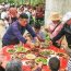 Cha nghèo cắn răng mở tiệc mừng con gái đỗ ĐH, dân làng đến tay không, ai ngờ cuối buổi nhận cú sốc nghẹn lời