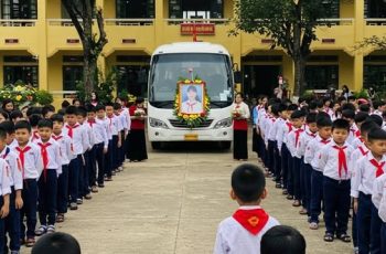 Bàn Học Vẫn Ở Đó, Nhưng Không Còn Cháu – Thầy Cô Và Cả Lớp Khóc Nấc Trong Ngày Vắng Bóng Em.