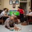 Đến chơi nhà con rể mà thấy bà thông gia làm quần quật như giúp việc, con gái thì ngồi mát, ăn vặt đủ thứ, còn nói với tôi một câu cực kỳ xấu hổ