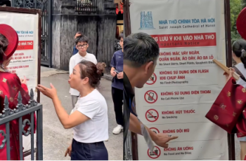 Ngân 98 bị đuổi, dọa đánh ngay trước Nhà Thờ Lớn Hà Nội, nguồn cơn sự việc gây tranh cãi dữ dội