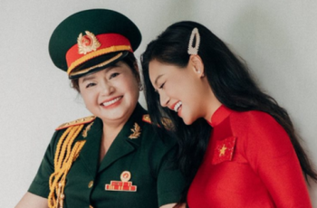 Nữ diễn viên có mẹ là Thượng tá quân đội, vinh dự cầm biển của khối Văn hoá – Thể thao diễu hành A80