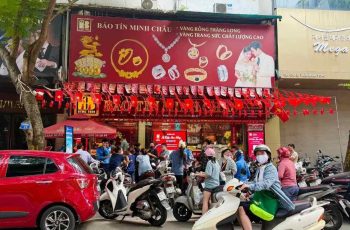 Giá vàng trong nước tăng cao, nhiều người xếp hàng chờ mua