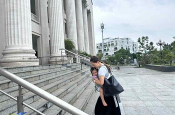 Thương cho phận đàn bà: Con sốt không gửi được ai Lan Phương đành địu con lên toà ly hôn với chồng Tây
