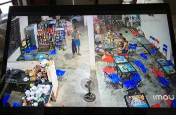 Khoảnh khắc người đàn ông bất ngờ đổ gục trong quán nước
