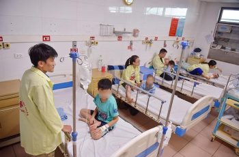Trẻ nhiễm virus RSV tăng nhanh mùa nắng nóng: Thấy con có dấu hiệu này cần cho đi viện ngay lập tức