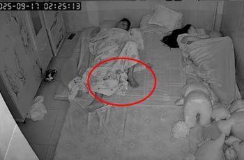 Cặp vợ chồng để con nằm giữa khi ngủ chung giường, hình ảnh camera giám sát gây giật mình