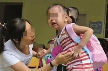 Bé gái mầm non tan học suốt 3 ngày không thấy bố mẹ đến đón, mở cặp sách của em ra xem, các cô giáo đều bật khóc
