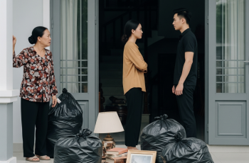 Nhà tôi bị bão cuốn hư hỏng hết, tôi đành sang ở nhờ nhà thằng con trai ở Hà Nội. Nó bảo: ‘Bọn con cần riêng tư, vợ con thấy không tiện.’ Tôi bèn gọi cho bạn cấp ba—giờ là một doanh nhân thành đạt. Không ai biết tôi vẫn giữ số của anh. Khi anh tới nơi, anh chỉ nói đúng ba chữ…” Nhà tôi bị bão cuốn hư hỏng hết, tôi đành sang ở nhờ nhà thằng con trai ở Hà Nội. Nó bảo: ‘Bọn con cần riêng tư, vợ con thấy không tiện.’ Tôi bèn gọi cho bạn cấp ba—giờ là một doanh nhân thành đạt. Không ai biết tôi vẫn giữ số của anh. Khi anh tới nơi, anh chỉ nói đúng ba chữ…”