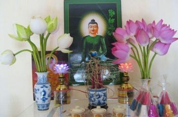 Hoa cúng trên bàn thờ đừng suốt ngày đặt hoa cúc mãi: Đây mới là loại cây may mắn, giàu nhanh chóng mặt