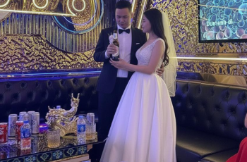 Cưới cô gái quán hát chỉ vì thương em mồ côi ba mẹ, nào ngờ ba tháng sau cưới về tôi đi họp lớp với bạn cấp 3 ở quán cũ thì bàng hoàng phát hiện ra vợ mình đang… Cưới cô gái quán hát chỉ vì thương em mồ côi ba mẹ, nào ngờ ba tháng sau cưới về tôi đi họp lớp với bạn cấp 3 ở quán cũ thì bàng hoàng phát hiện ra vợ mình đang…