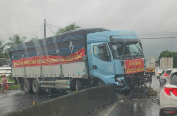Xe chở hàng cứu trợ từ miền Nam ra miền Bắc không may gặp tai nạn trên Quốc lộ 1 Xe chở hàng cứu trợ từ miền Nam ra miền Bắc không may gặp tai nạn trên Quốc lộ 1