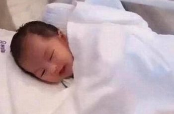 Không hề mê tín, đứa trẻ đến để “trả ơn” hay “đòi nợ”, sự khác biệt quá lớn ngay từ lúc vừa chào đời Không hề mê tín, đứa trẻ đến để “trả ơn” hay “đòi nợ”, sự khác biệt quá lớn ngay từ lúc vừa chào đời