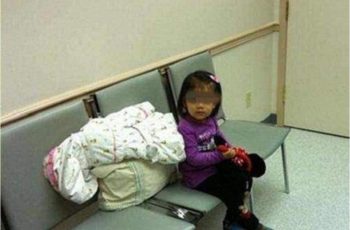 Bé gái 5 tuổi một mình đưa mẹ đi đẻ, mở lòng bàn tay bé, nữ y tá bật khóc Bé gái 5 tuổi một mình đưa mẹ đi đẻ, mở lòng bàn tay bé, nữ y tá bật khóc