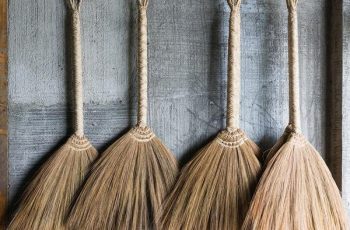 Chổi quét nhà đừng bạ đâu đặt đó kẻo tán lộc, vợ chồng quanh năm cãi vã Chổi quét nhà đừng bạ đâu đặt đó kẻo tán lộc, vợ chồng quanh năm cãi vã